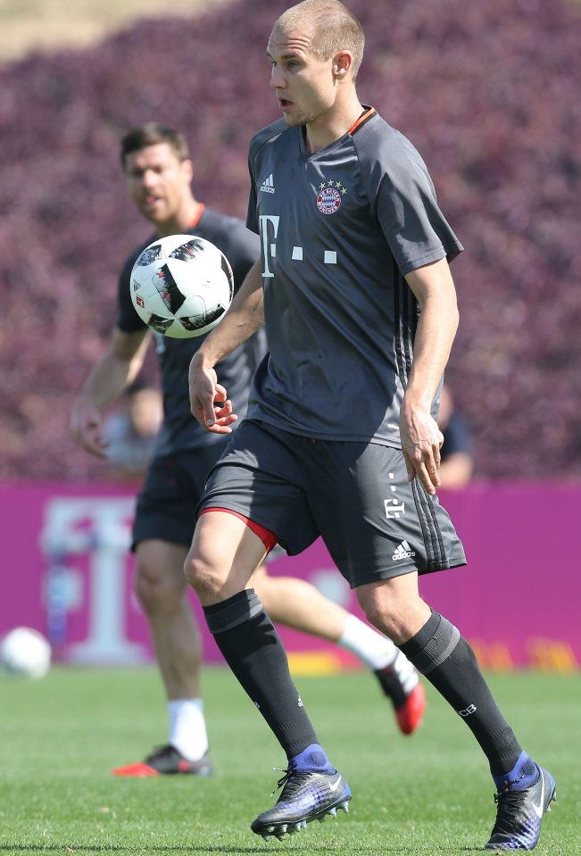  Holger Badstuber has agreed to join Schalke from Bayern despite reported interest from Man City