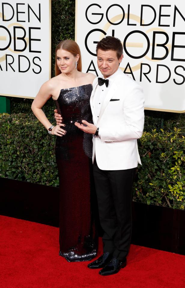  The actress posed on the red carpet with her friend Jeremy Renner