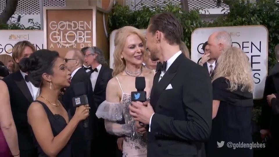  Nicole Kidman crashed Tom Hiddleston's red carpet interview at the Golden Globes