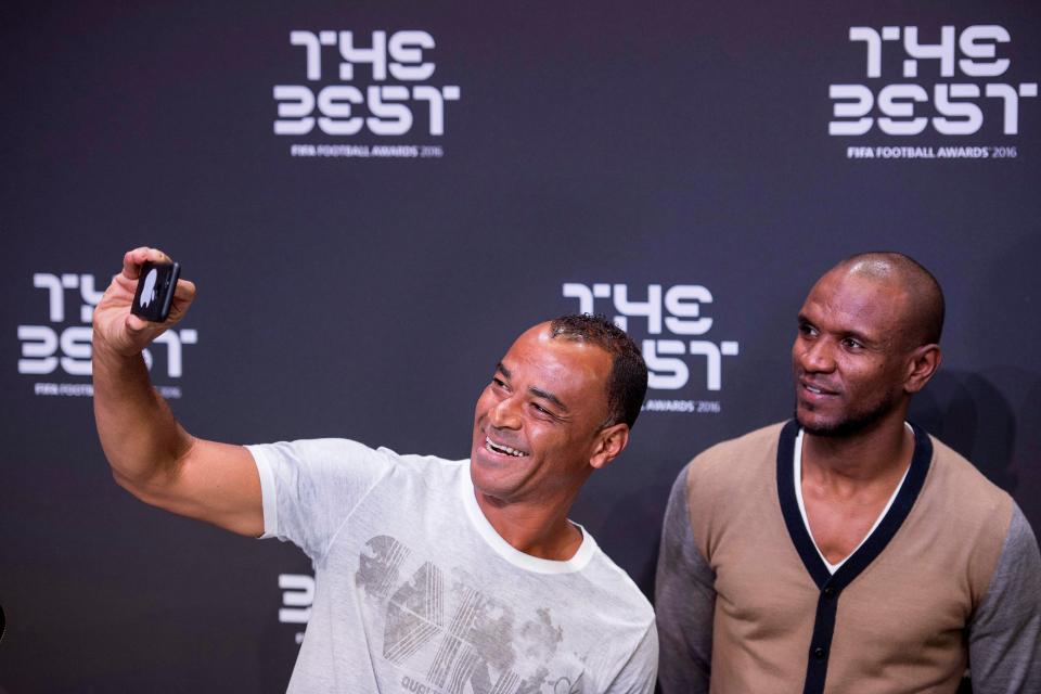  Cafu couldn't resist a selfie with Eric Abidal