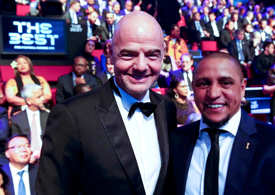  FIFA president Gianni Infantino posed alongside Roberto Carlos