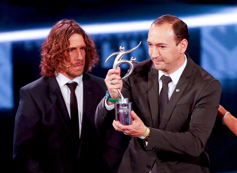  Fair play award was handed to Chapecoense's Copa Suderamericana opponents Atletico Nacional. Carles Puyol presented the award to club president Juan Carlos de la Cuesta