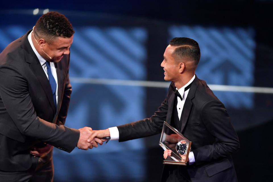  Mohd Faiz Subri was presented the award by the original Ronaldo