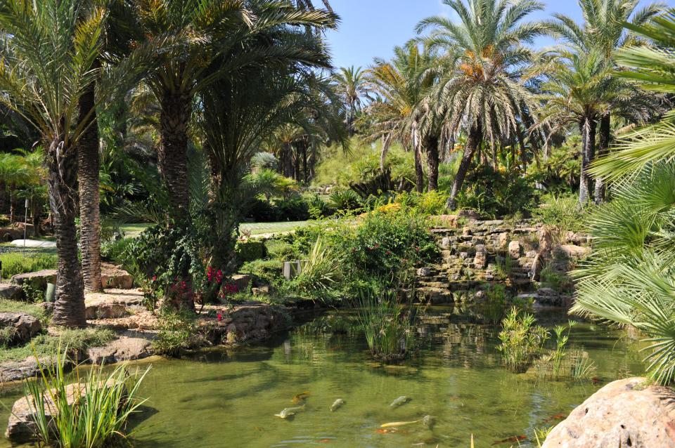  A private lake sits beside the 3-par golf hole