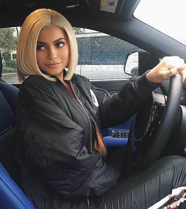  Kylie Jenner debuted a new blonde bob as she stepped out in California today