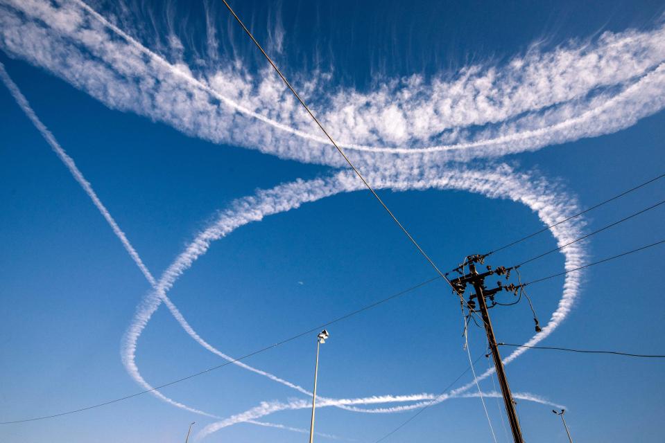  Trails of jets in the sky above eastern Mosul taking part the military operation against the Islamic State