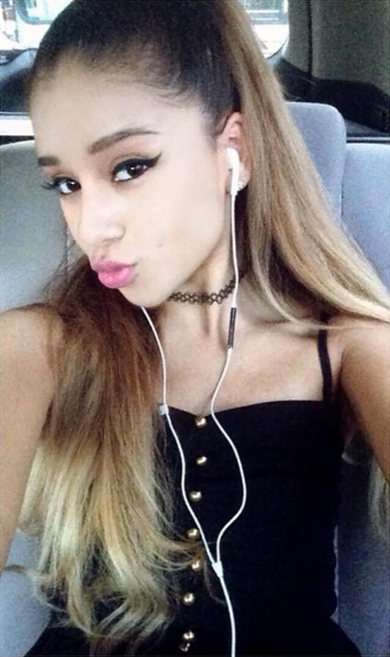  Waitress Jacky Melissa Vasquez, 20, looks incredibly like US popstar Ariana Grande