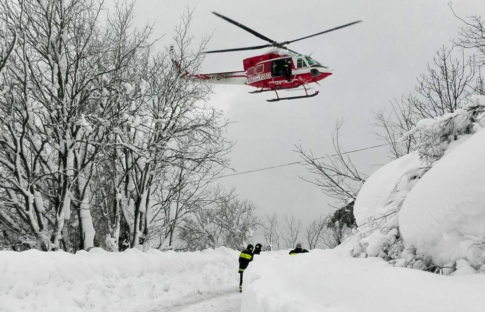  A helicopter drops rescue workers on their way to hotel Rigopiano after the avalanche