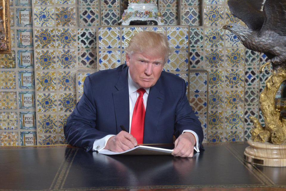  Donald Trump never uses computers, doing everything with a pen and paper, according to aides