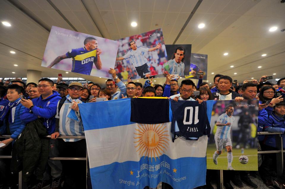  Adoring fans swarmed Shanghai airport in order to catch a glimpse of Carlos Tevez