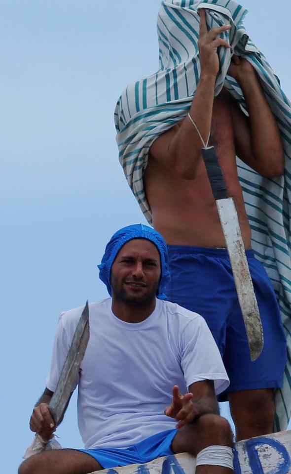  Inmates armed with swords on the roof of Alcacuz prison