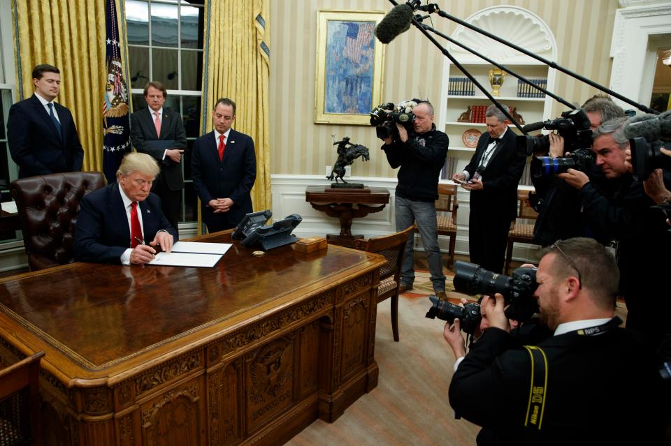  Press capture the moment Trump signs an executive order in the Oval Office for the first time