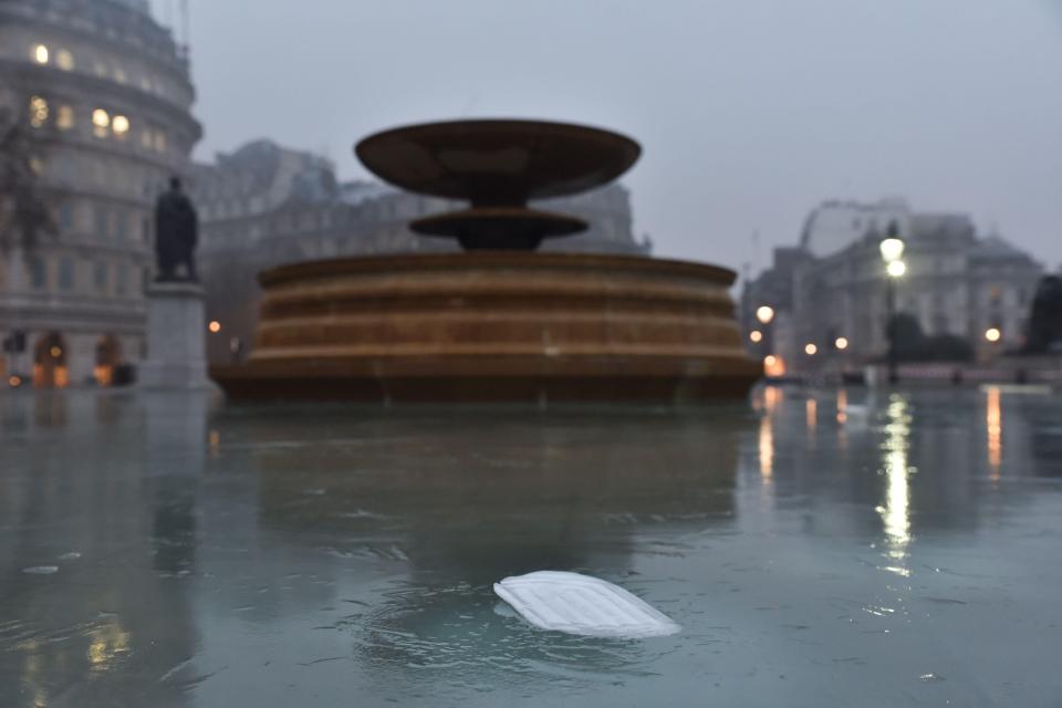  The fountain at Trafalgar Square in London had a layer of ice this morning