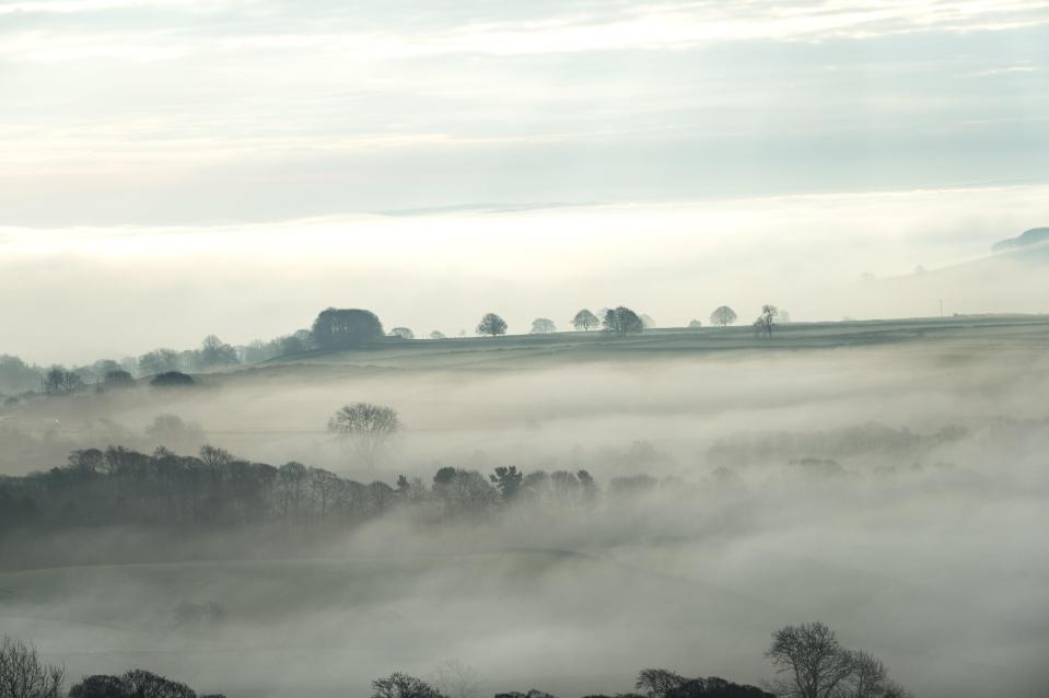  A cold foggy morning over the Derbyshire Peak district