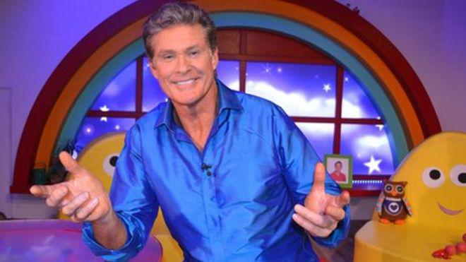  Baywatch star David happily read aloud a nighttime tale for the show