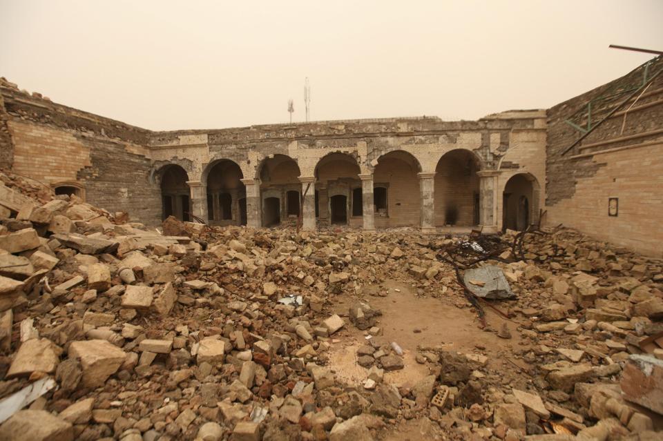  Forces raised the Iraqi flag above the tomb after taking back control this week