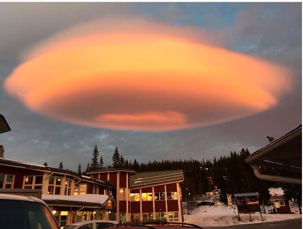  The amazing pink and orange cloud was spotted hovering above ski resorts in Sweden