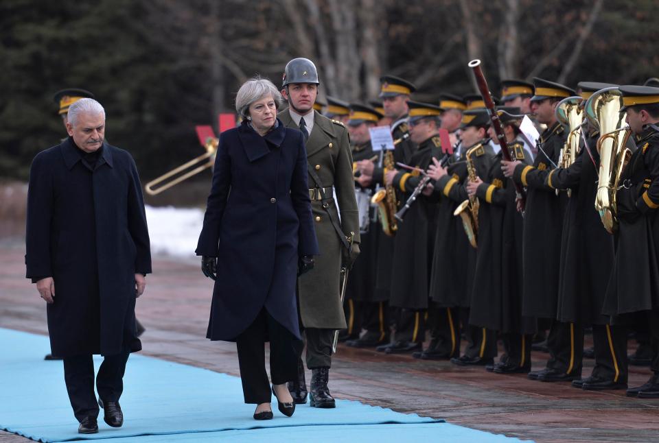  Mrs May met with PM Binali Yildirim outside the ministerial building