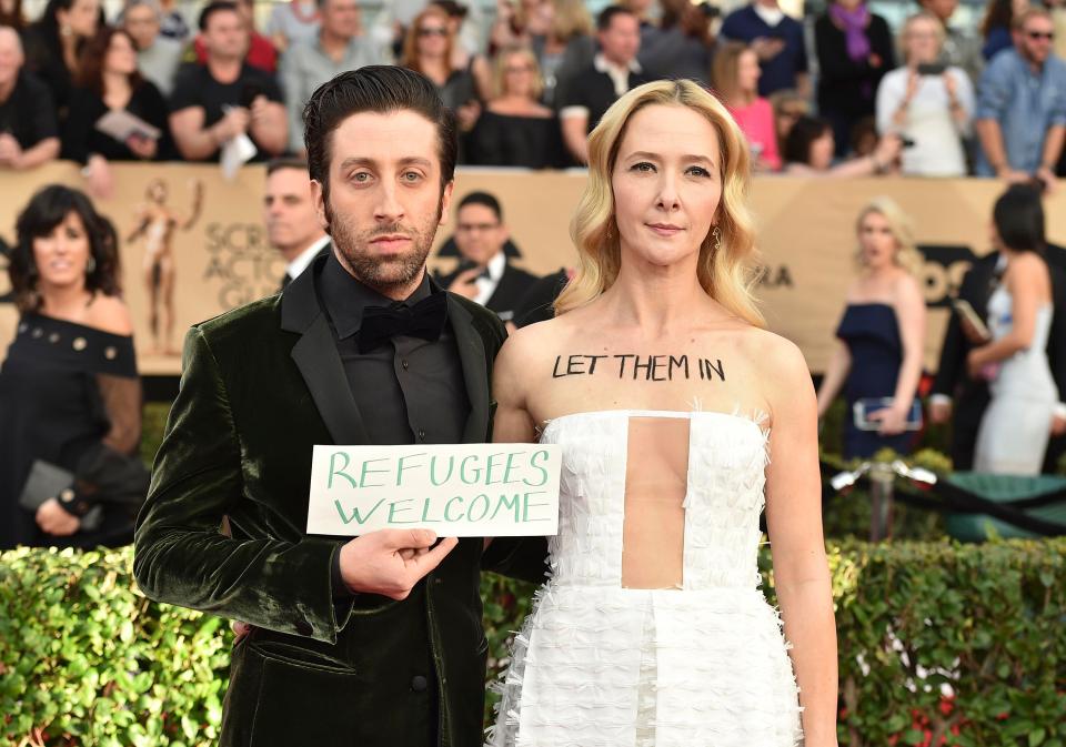  Big Bang Theory star Simon Helberg made a statement on the red carpet