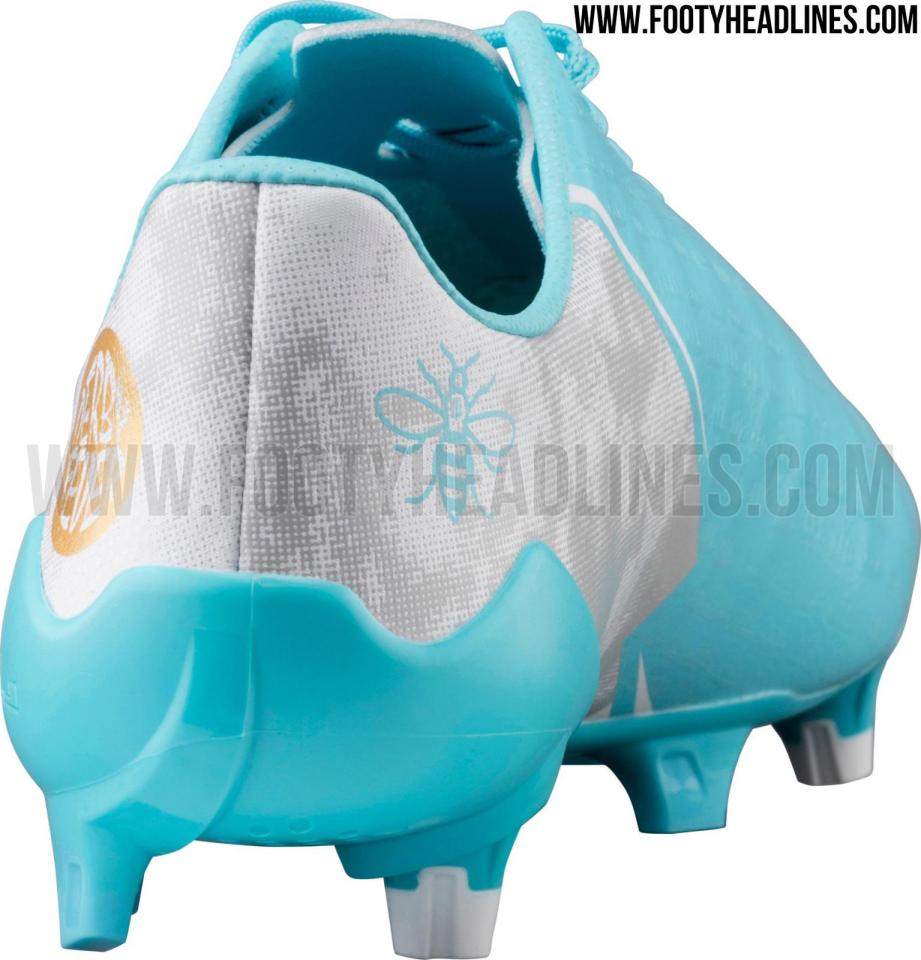  A sky blue worker bee printed on the back of Aguero's boots