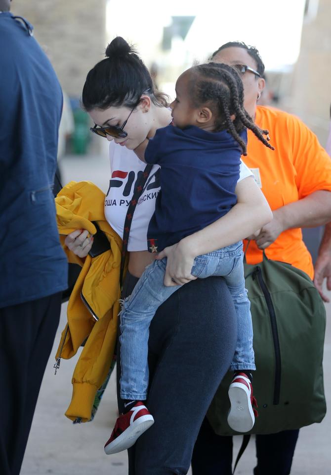  Kylie carried King through the airport