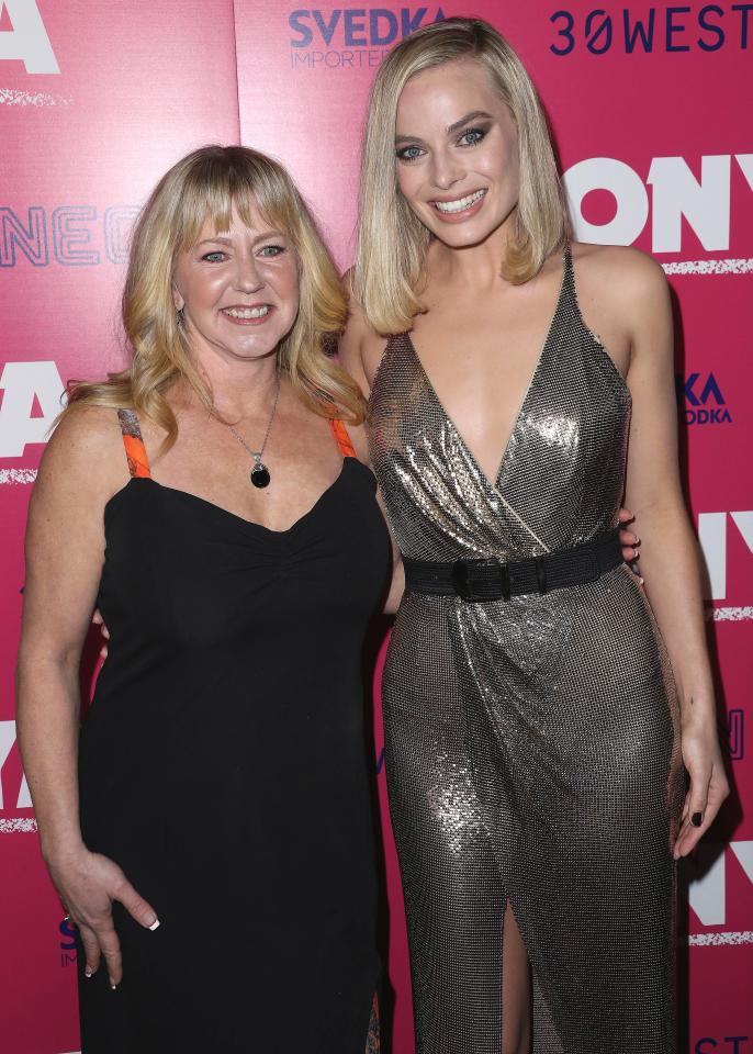  Tonya Harding and Margot Robbie pose together on the red carpet