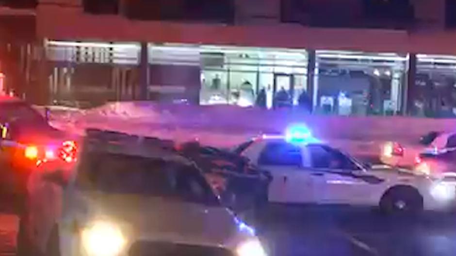  A gunman stormed the Islamic Cultural Centre in Quebec and opened fire at worshippers