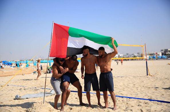  Anthony Joshua posted this photo of himself and his friends with the United Arab Emirates flag