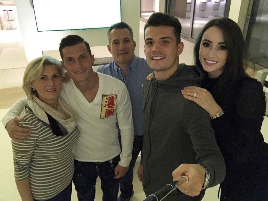  Granit Xhaka poses for a selfie with his girlfriend and family