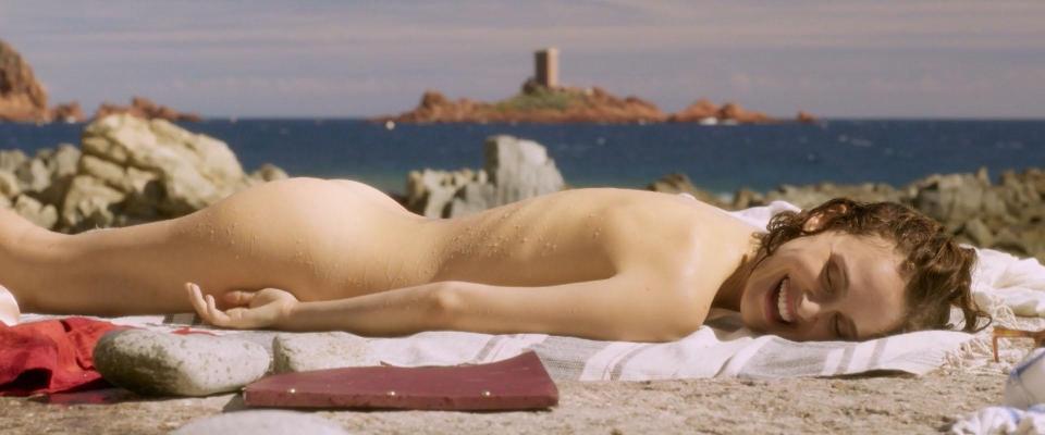  Natalie Portman flashed her bum as she stripped off on a beach for new movie Planetarium