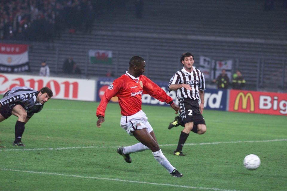 Andy Cole skips past Angelo Peruzzi to make it 3-2 and cap off amazing comeback