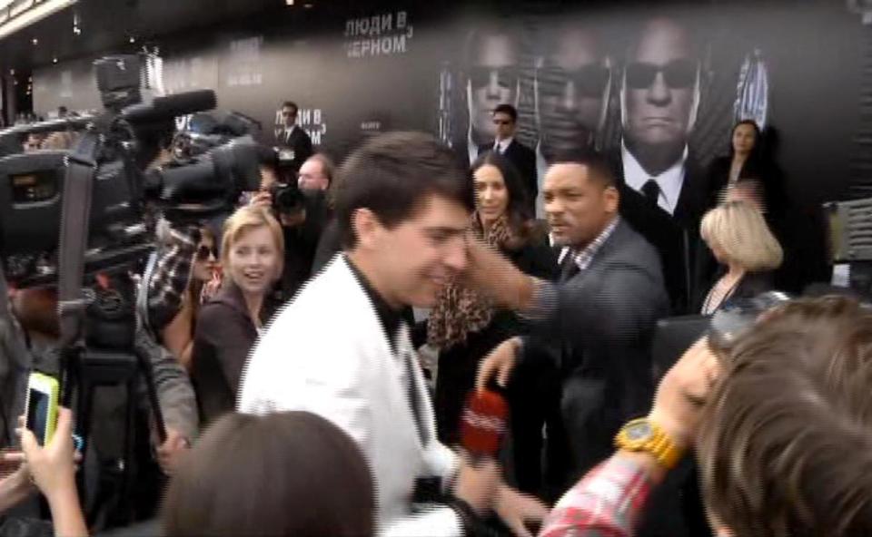  Will Smith slaps a Ukrainian TV presenter at the Men In Black 3 premiere in Moscow