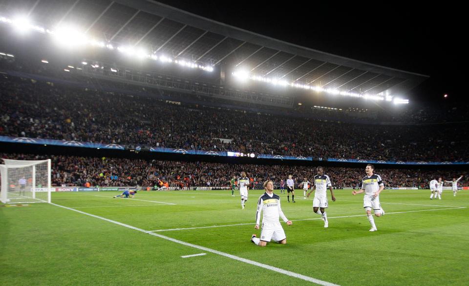 Chelsea players celebrate with Fernando Torres after late goal sealed final passage