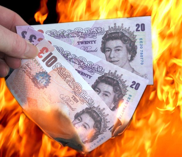 Bullingdon members reportedly burn £50 in front of a beggar as an initiation