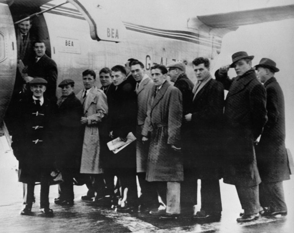  Manchester United players line up before boarding doomed flight home in 1958