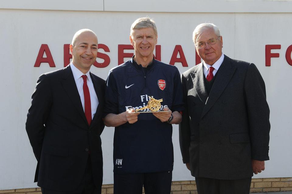 Wenger with Ivan Gazidis and Keswick as they celebrate his 20 years at the club