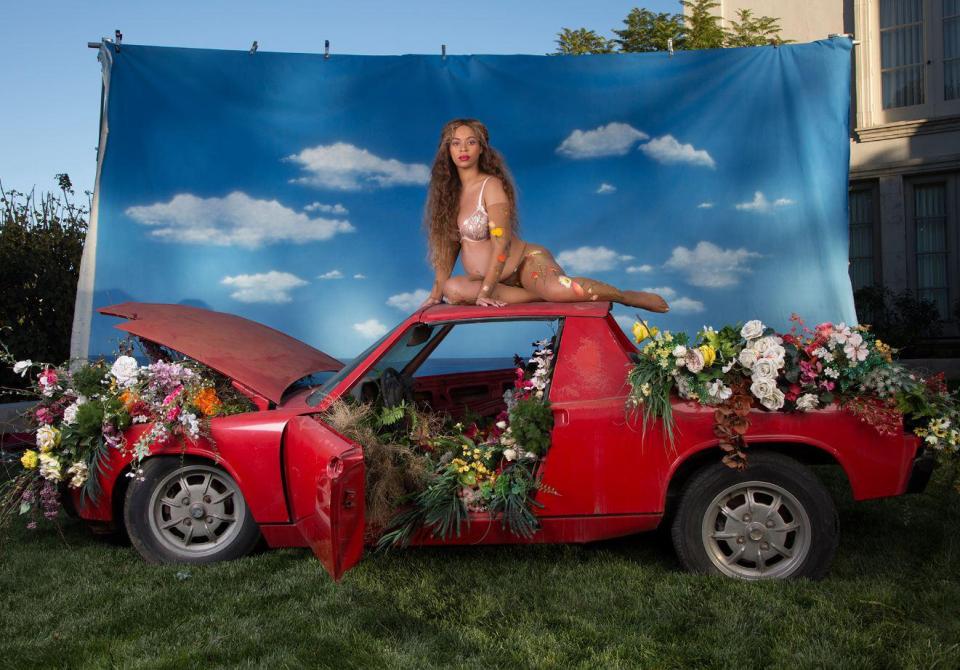  The singer took the chance to upload the stunning images on Beyonce.com in which she posed on top of a flower filled car