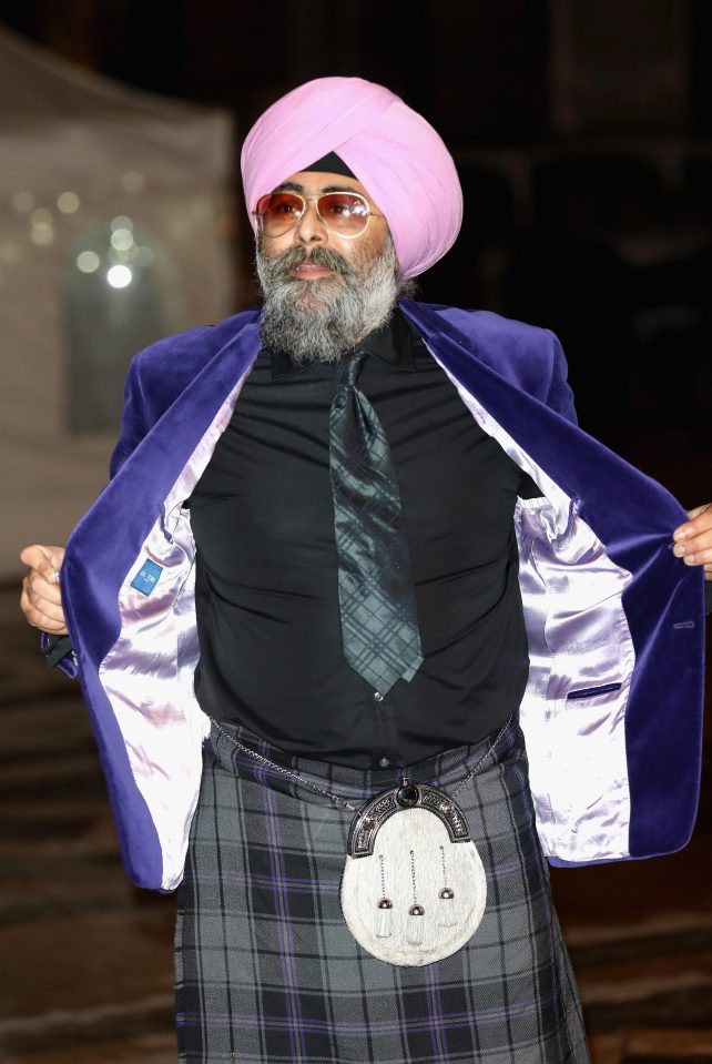  Broadcaster Hardeep Singh Kohli had fun on the red carpet