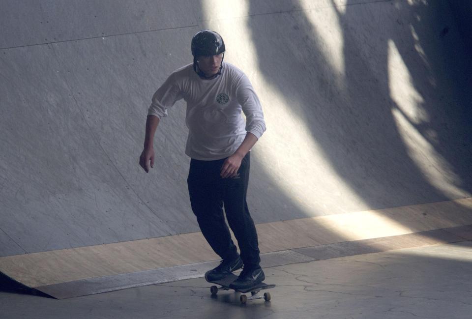  Brooklyn Beckham larks about with friends at the skate park