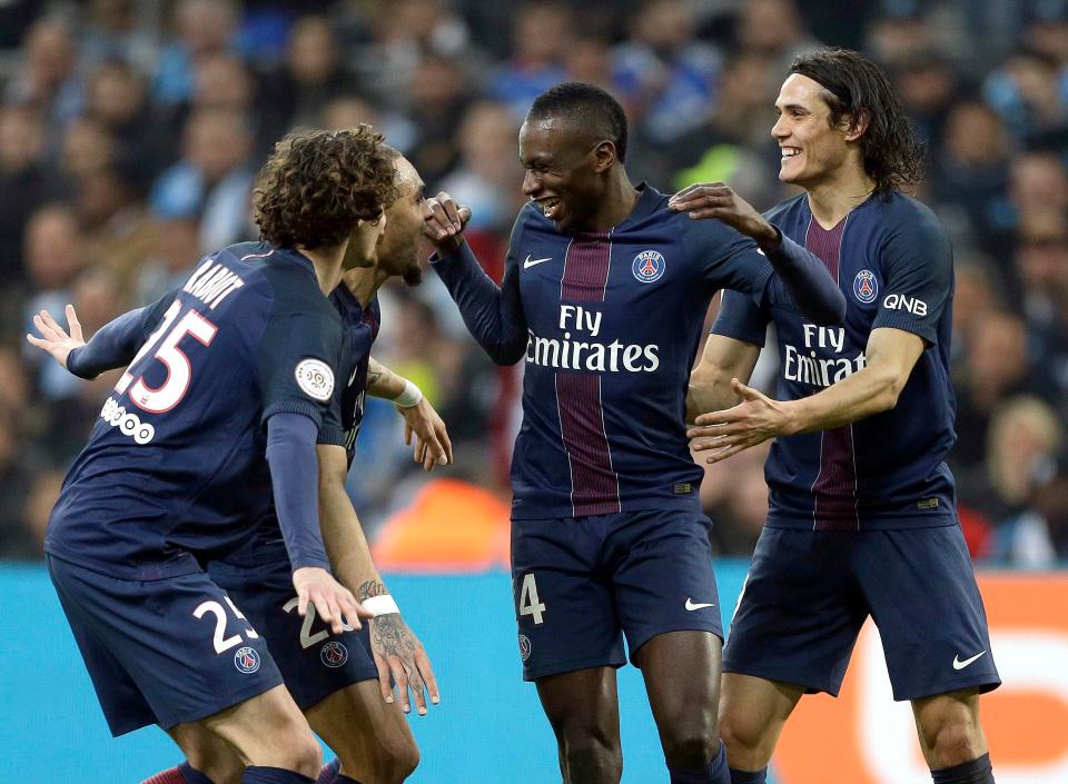  PSG players surrounded Blaise Matuidi after he scored the final goal