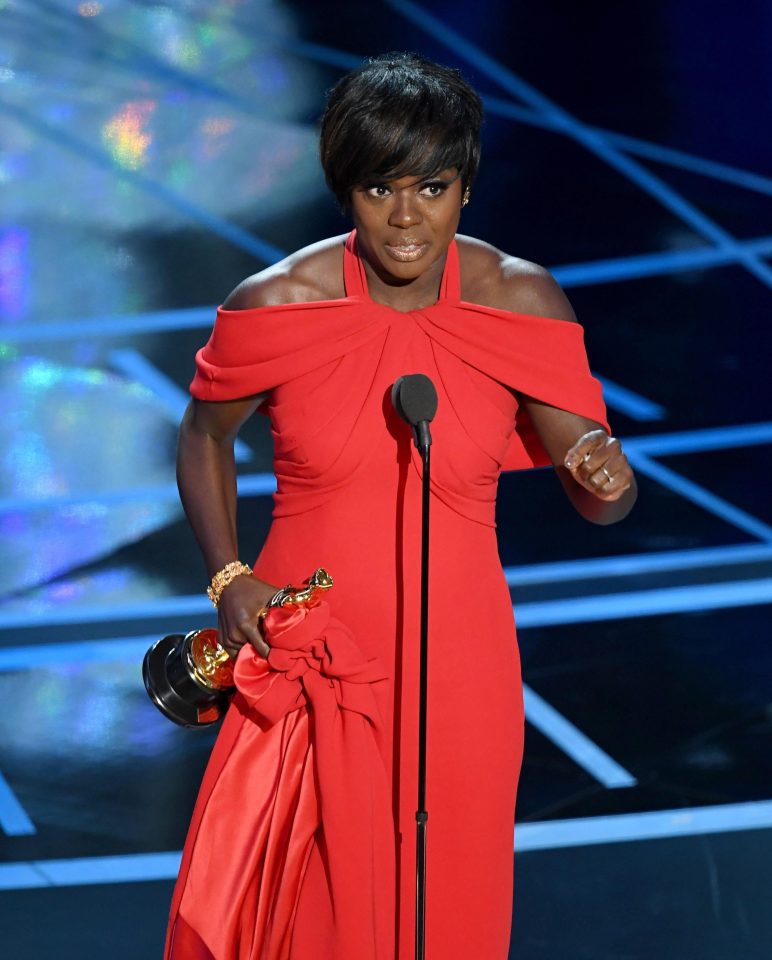  Viola Davis received a standing ovation and cheers as she won the best supporting actress Oscar