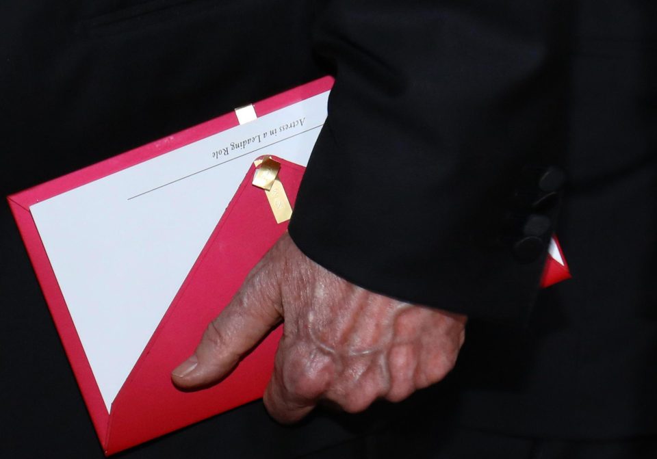  This picture clearly shows Beatty holding the wrong envelope - the words 'Actress in a Leading Role' can be seen at the bottom of the card