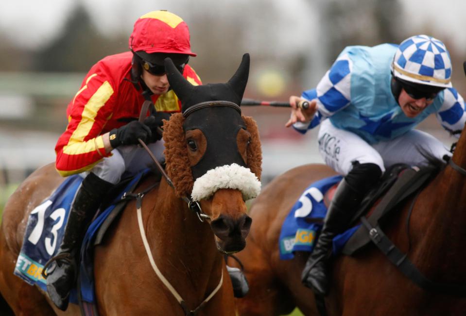 Pilgrims Bay wins at Kempton racecourse