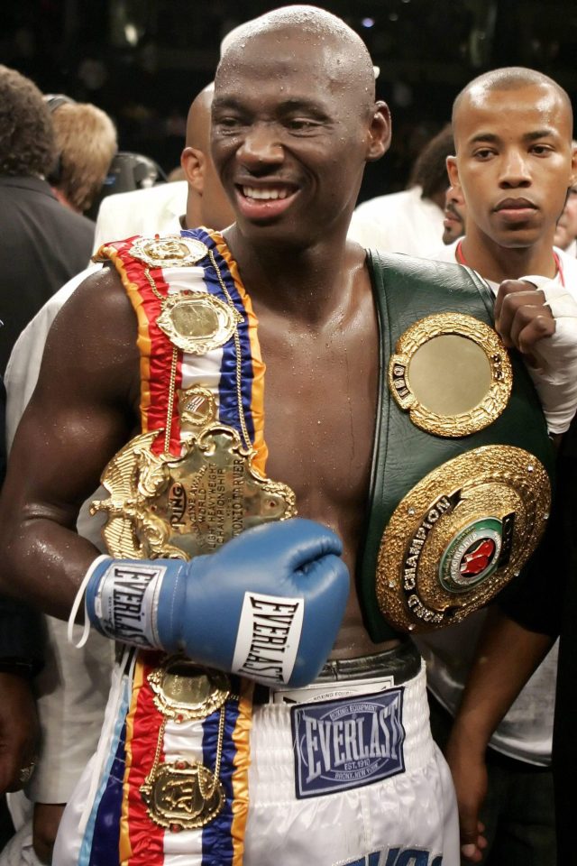 Antonio Tarver celebrates at the conclusion of the 12th and final round during his unanimous decision win over Roy Jones Jr