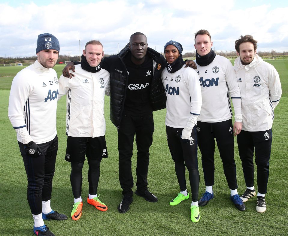  Luke Shaw, Wayne Rooney, Ashley Young, Phil Jones and Daley Blind pose with the rapper