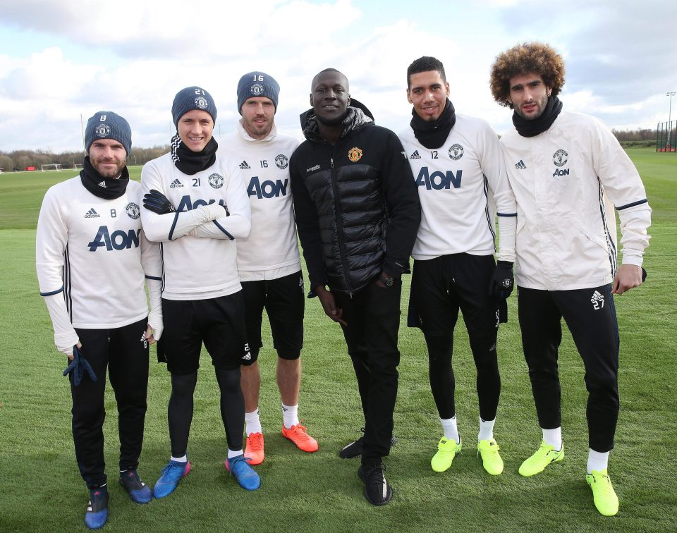  Juan Mata, Ander Herrera, Michael Carrick, Chris Smalling and Marouane Fellaini get a photo