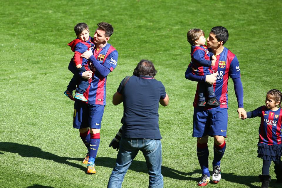 Thiago only goes to the Nou Camp to see Luis Suarez's son Benjamin (r)