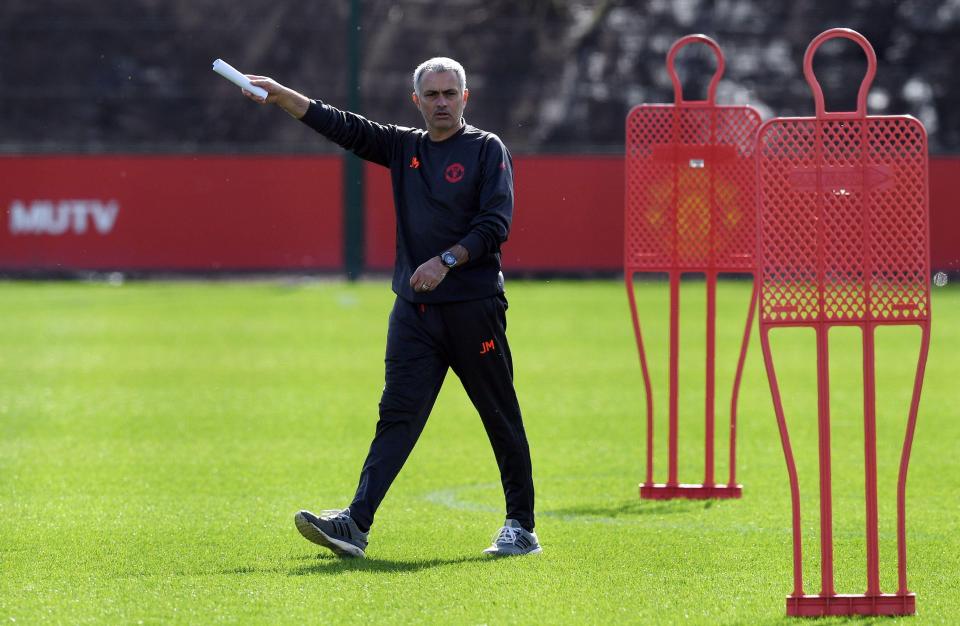  Mourinho passes out instructions to his players