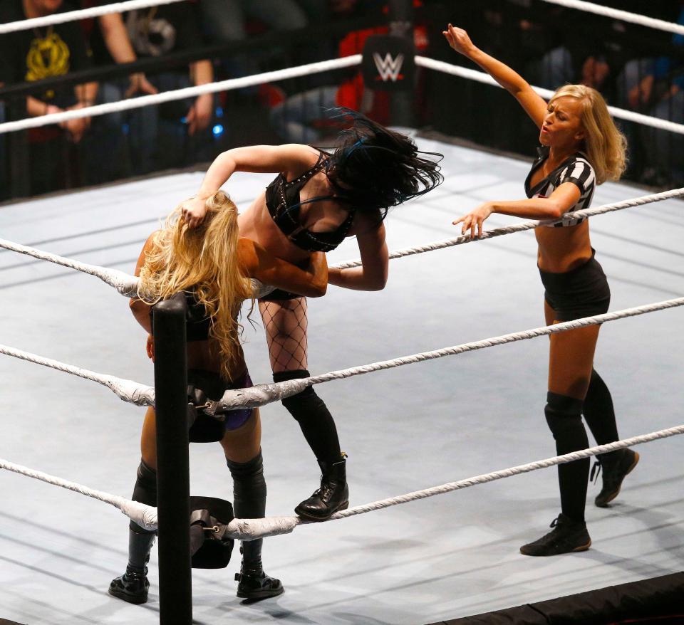 Page challenges Charlotte during WWE Germany Live Bremen