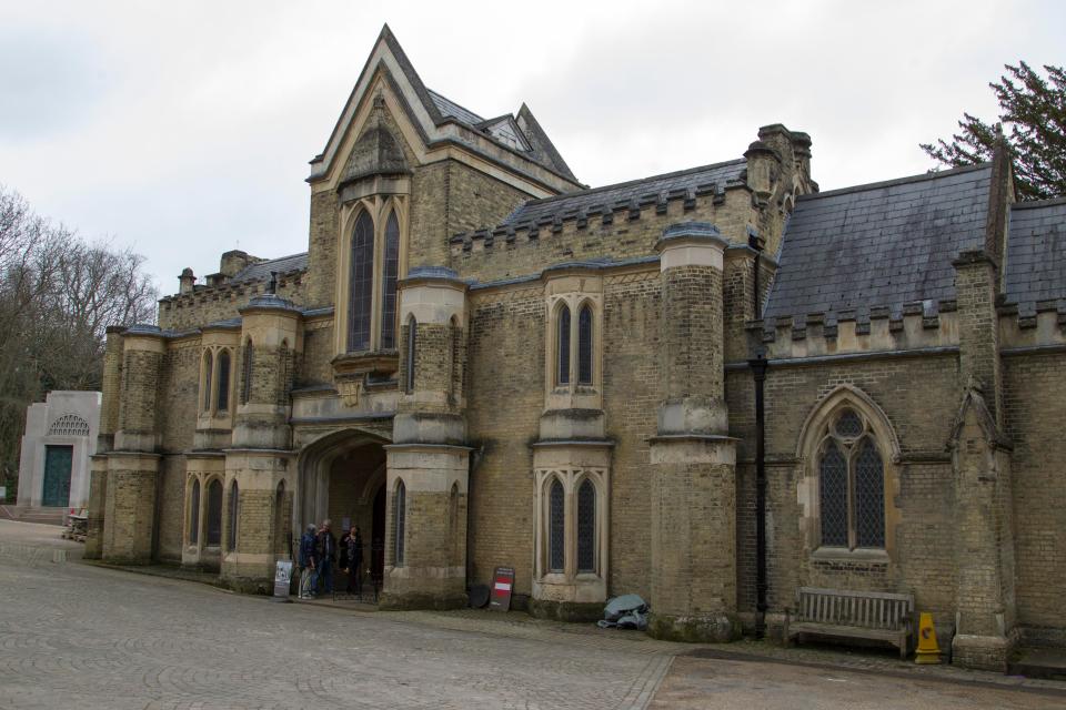  The cemetery in North London is close to George's mansion home